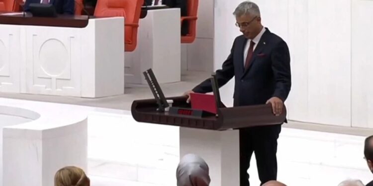 Sağlık Bakanı, Meclis’te ‘istifa’ sloganlarıyla protesto edildi