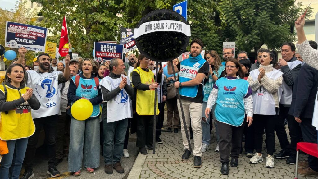 Sağlık çalışanlarından Bakan Memişoğlu'na "istifa" çağrısı; İzmir İl Sağlık Müdürlüğü önüne siyah çelenk bırakıldı