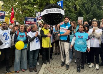 Sağlık çalışanlarından Bakan Memişoğlu'na "istifa" çağrısı; İzmir İl Sağlık Müdürlüğü önüne siyah çelenk bırakıldı