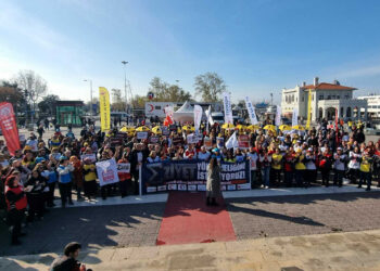 Sağlık emekçileri Kadıköy'den seslendi: 'AKP'nin sağlık sistemi çökmüştür'