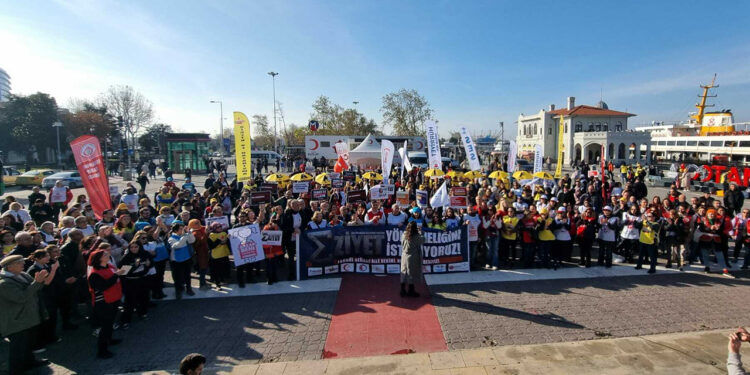 Sağlık emekçileri Kadıköy'den seslendi: 'AKP'nin sağlık sistemi çökmüştür'