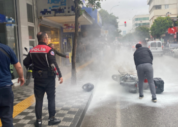 Sürekli arıza yapan yeni motosikletini bayi önünde benzin döküp ateşe verdi