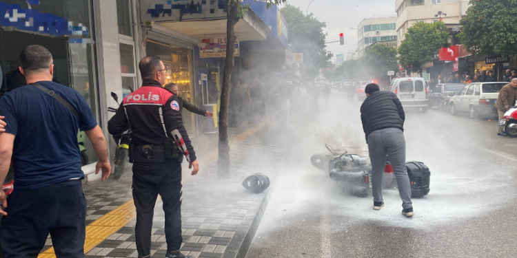 Sürekli arıza yapan yeni motosikletini bayi önünde benzin döküp ateşe verdi