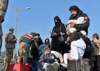 Suriyeli mülteciler Cilvegözü Gümrük Kapısı’nda kuyruk oluşturdu