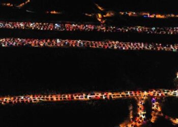 Suriyeliler evlerine dönüyor: Şam otobanında trafik kilitlendi