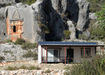 Tarihi Kaya Mezarının Önüne Kaçak Ev Yaptı!