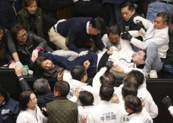 Tayvan’da milletvekilleri birbirine girdi, ortaya ilginç görüntüler çıktı