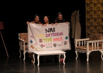 Tiyatroda Rojava direnişi selamlandı