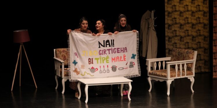 Tiyatroda Rojava direnişi selamlandı