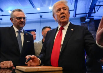 Trump’tan dünürlerine jest: Birini Ortadoğu’ya diğerini Paris’e atadı