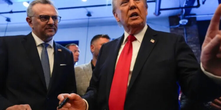 Trump’tan dünürlerine jest: Birini Ortadoğu’ya diğerini Paris’e atadı