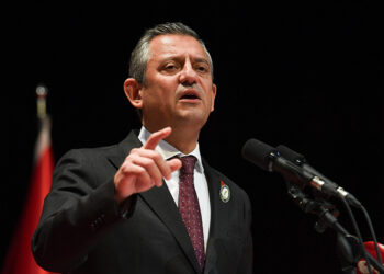 Yeni asgari ücrete tepki gösteren CHP lideri Özgür Özel’den işçilere ‘grev’ çağrısı