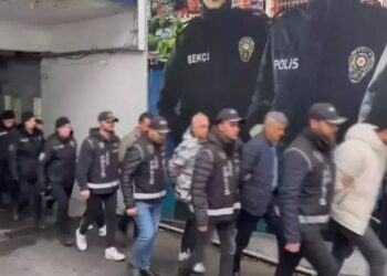 'Yenidoğan Çetesi' soruşturması kapsamında yeni yapılan operasyonda gözaltına alınanlar hastaneye götürüldü