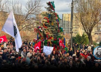 Yıldız Teknik Üniversitesi'nde muhafazakar öğrenci grubu önce namaz kıldı, sonra "yıldızlı ağacı" süsleyen öğrencilere saldırdı