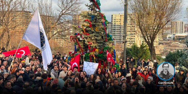 Yıldız Teknik Üniversitesi'nde muhafazakar öğrenci grubu önce namaz kıldı, sonra "yıldızlı ağacı" süsleyen öğrencilere saldırdı