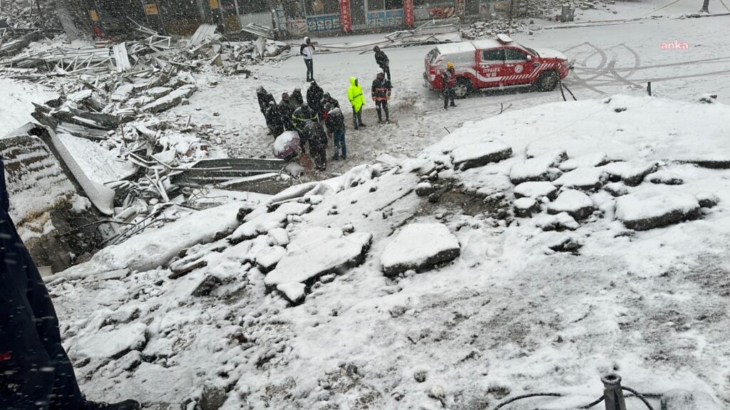 Zeminle, üst katların kolonlarının ve duvar yapısının farklı olduğunu gözlemledik