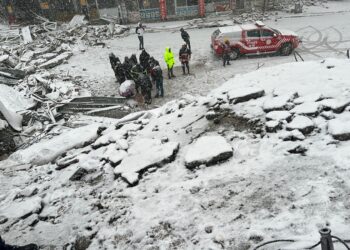 Zeminle, üst katların kolonlarının ve duvar yapısının farklı olduğunu gözlemledik
