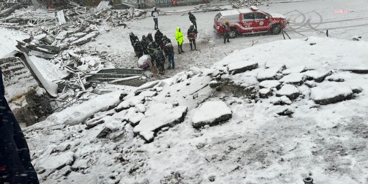Zeminle, üst katların kolonlarının ve duvar yapısının farklı olduğunu gözlemledik