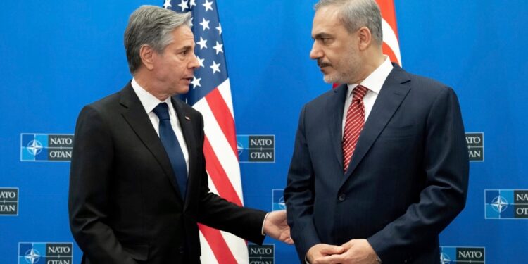 Türkiye ile ABD arasında Suriye diplomasisi: ABD Türkiye’ye IŞİD karşıtı koalisyonun Suriye’de devam etmesi gerektiğini iletti