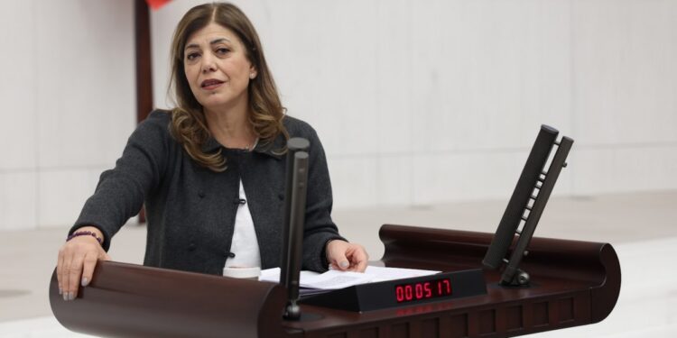 ‘Coğrafya değişiyor siz Rojava’yı bombalamaya devam ediyorsunuz’