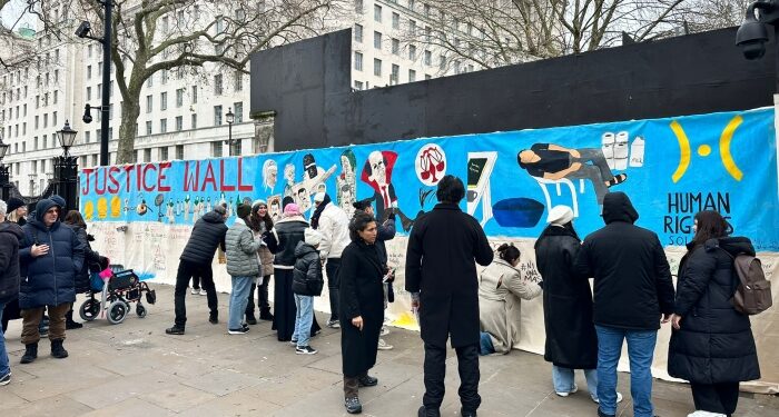 ‘Number 10’un önüne Adalet Duvarı kuruldu: Türkiye’deki hak ihlalleri anlatıldı