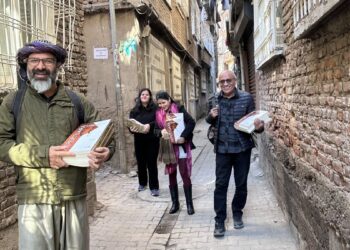 ‘Repertuara Stranbêjiyê’ kitabı Sûr’da çocuklara ulaştırıldı