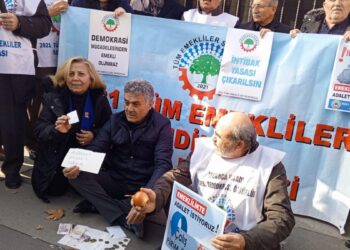 Emekliler TÜİK önünde: Çalışmadan geçinemiyoruz