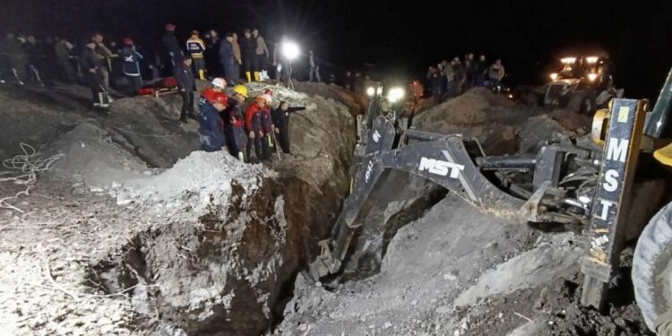 Amasya’da toprak altında kalan iki işçi hayatını kaybetti