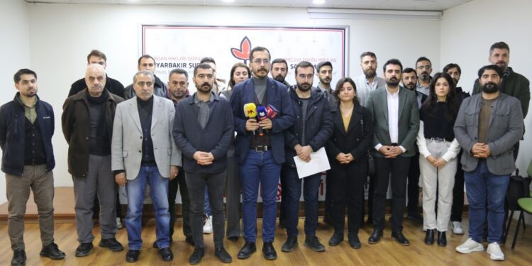 Tutsaklara işkenceye karşı suç duyurusu