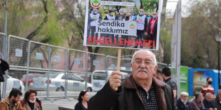 Emekliler: İktidar bizimle dalga geçiyor