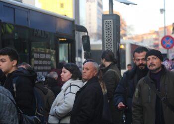Abonman ve ücretsiz ulaşım kartı iptaline tepki