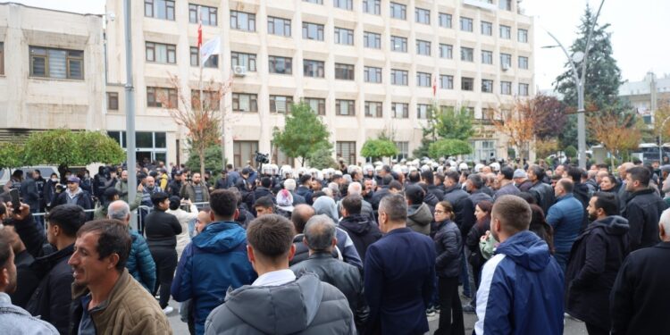 Êlih ve Dêrsim kayyımlarından işçi kıyımı