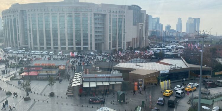 CHP’liler İmamoğlu için adliye önünde toplanmaya başladı