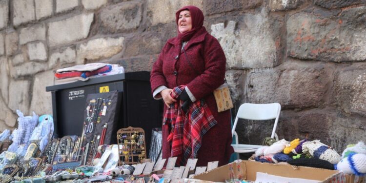 Mesaisi sabah namazıyla başlıyor ama geçinemiyor