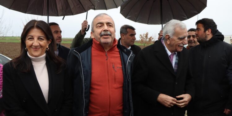 İmralı Heyeti’nin Demirtaş ile görüşmesi sona erdi: Sürece destekleri tam