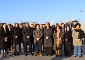 ‘Gazetecilerin başı dikti, mahkemenin ise kararı açıklayacak yüzü yoktu’