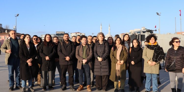 ‘Gazetecilerin başı dikti, mahkemenin ise kararı açıklayacak yüzü yoktu’