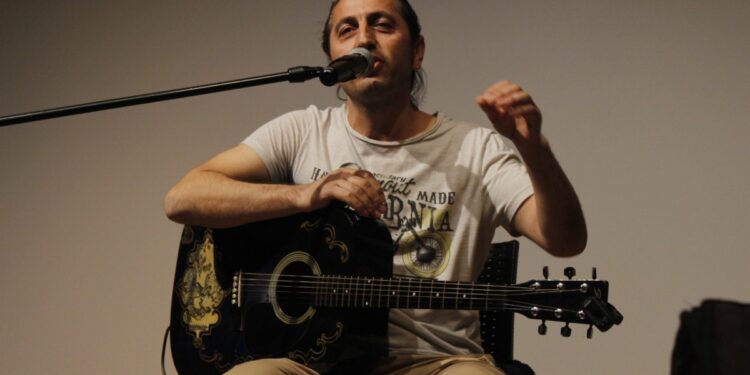 Sanatçı Kasım Taşdoğan’a Kürtçe şarkı cezası