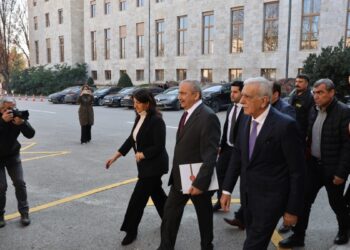 Üsterci: Demokrasi ve barış olmazsa karanlıkta kaybolacağız