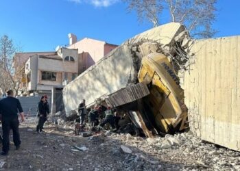Bina iş makinesinin üzerine çöktü