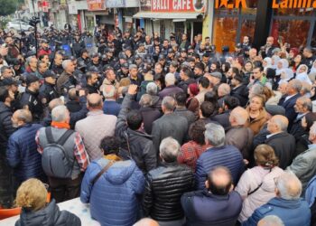 Akdeniz’de polis engelini aşan kitle belediyeye yürüdü: Teslim olmayacağız, vazgeçin