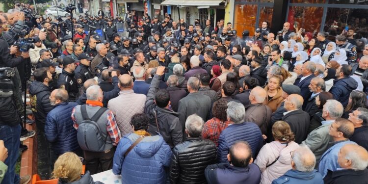 Akdeniz’de polis engelini aşan kitle belediyeye yürüdü: Teslim olmayacağız, vazgeçin