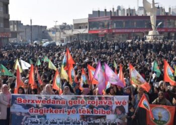 Kobanê’de binler Tişrîn’deki katliama karşı alanlara çıktı