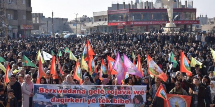 Kobanê’de binler Tişrîn’deki katliama karşı alanlara çıktı