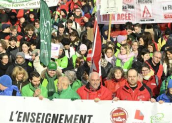 Brüksel’de 35 bin öğretmen sokaklara çıktı