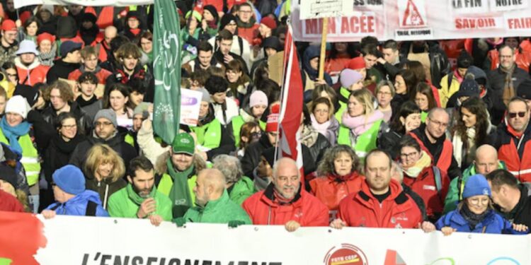 Brüksel’de 35 bin öğretmen sokaklara çıktı