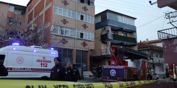 Evde çıkan yangında çocuğunu kurtaran anne hayatını kaybetti