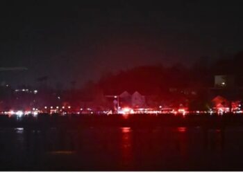 Yolcu uçağı ve helikopter çarpıştı: 18 kişinin cenazesine ulaşıldı