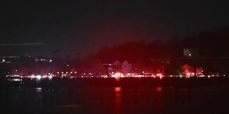 Yolcu uçağı ve helikopter çarpıştı: 18 kişinin cenazesine ulaşıldı