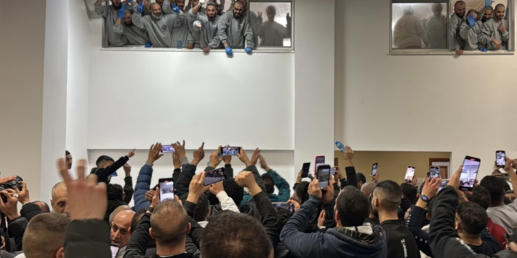 Filistinli esirleri taşıyan konvoy Ramallah’a ulaştı